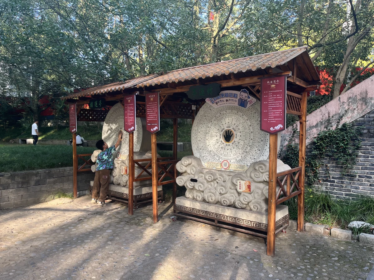 园林环境中两台石来运转设备的现场照片