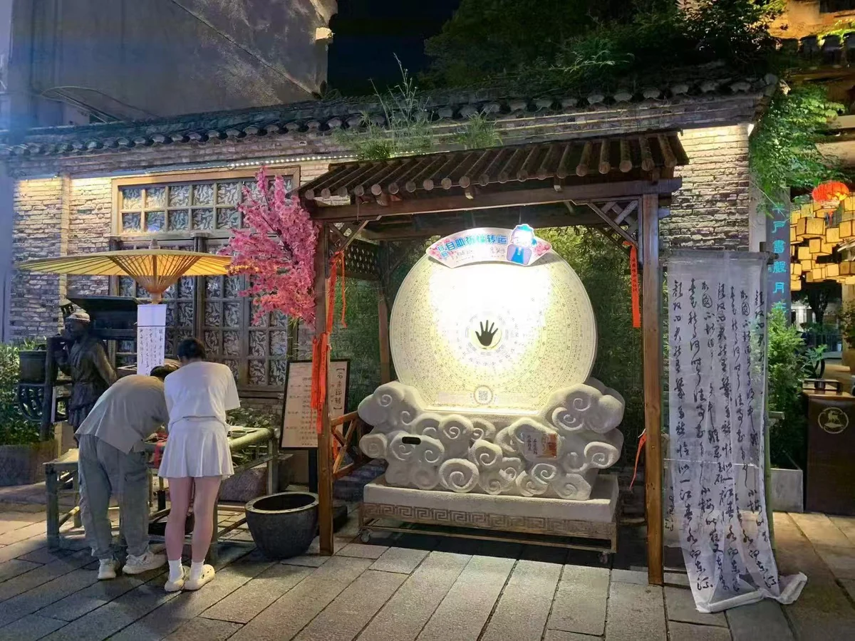 石来运转设备在灯光文化场景中的现场照片